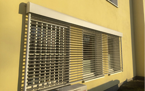 



Ein Überstand der Führungsschienen von Raffstoren von 100 mm bei der Laibungsmontage darf als branchenüblich angenommen werden.
