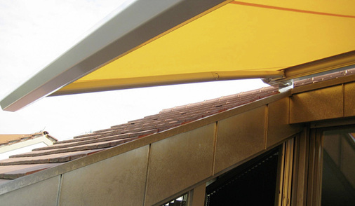 <p>
</p>

<p>
Die Höhe der Dachkonsolen schafft die erforderliche Kopffreiheit. Sie kann wie hier je nach örtlicher Notwendigkeit und Markisenversion entsprechend angepasst werden. 
</p> - © Foto: Scaffidi

