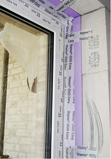 



Am inneren Anschluss gewährleistet das Hanno-Folienband Duo Easy+ eine hohe Luftdichtheit. Es ist vollflächig selbstklebend und lässt sich aufgrund seiner hohen Dehnfähigkeit einfach verarbeiten.
