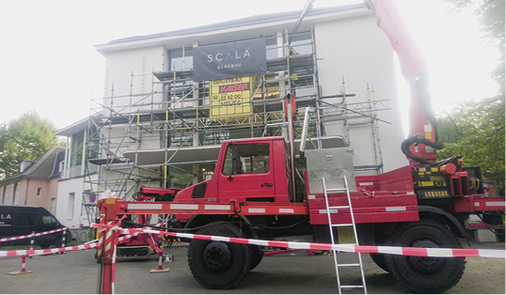 <p>
</p>

<p>
Für besondere Einbau-Anforderungen lassen sich mit dem Unimog von Scala Glasbau Scheiben und Bauelemente bis zu einer Höhe von 19 m heben bzw. einsetzen.
</p> - © Foto: Scala Glasbau

