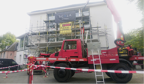 



Für besondere Einbau-Anforderungen lassen sich mit dem Unimog von Scala Glasbau Scheiben und Bauelemente bis zu einer Höhe von 19 m heben bzw. einsetzen.
