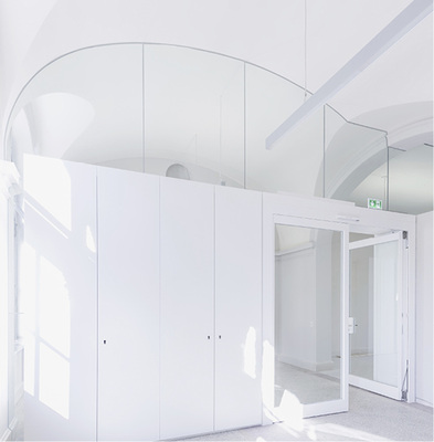 



Die neuen, insgesamt 31 Brandschutzelemente, wurden von Günther Innenausbau montiert. Darunter auch eine Spezialität: eine Tür im freien Glasumfeld. 
