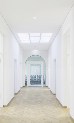 



Um alle Türen einzubauen, benötigte der Innenausbauer rund sechs Monate. 
