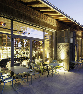 
Die alten Holztore bewahren etwas vom historischen Charakter der Panzerhalle. Die übergroßen Toröffnungen wurden mit einem hochwärmedämmenden Stahlprofilsystem der Jansen AG und Funktionsgläsern von Pilkington verschlossen. 



