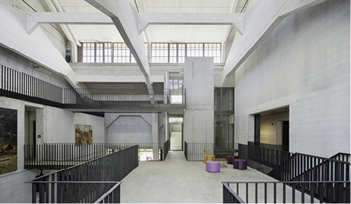 



Der offene Innenraum des Bauabschnitts D wird auch für Besprechungen und Veranstaltungen genutzt. Zugänge zu den Fluchttreppenräumen sind mit EI 30 Tür-/Trennwandsystemen ausgestattet im System Jansen Janisol 2 mit Pilkington Pyrostop Glas.
