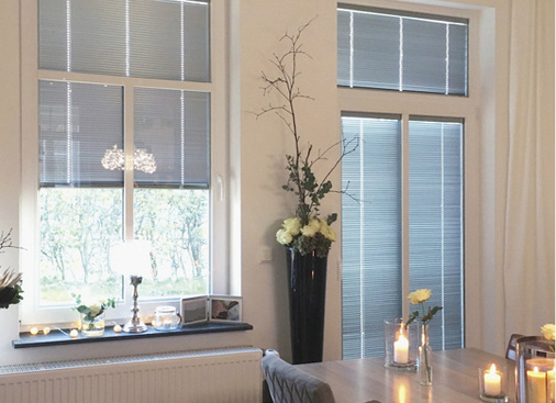 



Jalousien im Isolierglas sind eine gute Wahl, um den Sonnenschutz trotz Auflagen durch das Denkmalamt umzusetzen, da sie die Gebäudeoptik nicht verändern. 
