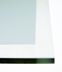 
Beschichtete Scheiben lassen sich durch Lasertechnik beschädigungs- und kratzerfrei entschichten, z. B. am Rand.



