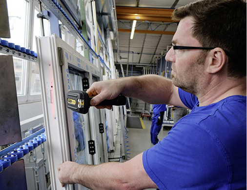 



Verglasung: Der Mitarbeiter holt sich per Barcode-Scan die Information, in welchem Wagen und Wagenfach die zugehörigen Glasleisten liegen. Gleichzeitig wird an A+W Cantor CIM gemeldet, dass die Verglasung erfolgt ist.
