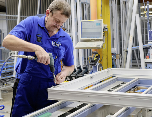 



Steueranweisungen für die Produktion werden aus dem Enterprise-System in Echtzeit übermittelt. Der Benutzer in der Produktion sieht nur, was er braucht: Jeder Arbeitsplatz kann individuell konfiguriert werden.
