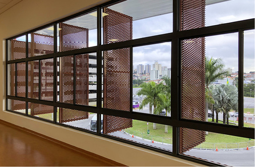 



Feststehende Ladenelemente in der optimal angepassten Bautiefe sorgen auch ohne Öffnen und Schließen für den richtigen Sonnenschutz und Ausblick auf das Messegelände der São Paulo Expo.
