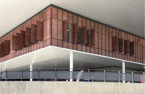 



Die in die Fassadenverkleidung optisch perfekt integrierten feststehenden Läden wurden beim Neubau der Messehalle über die gesamte Hallenlänge und -breite realisiert.
