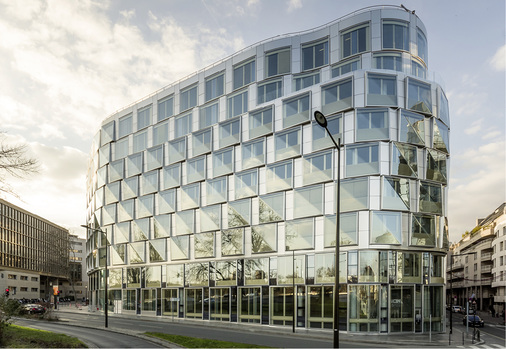 
Die 150 m lange hinterlüftete Vorsatz-Elementfassade orientiert sich nach Süden und Westen zum Fluss hin. 



