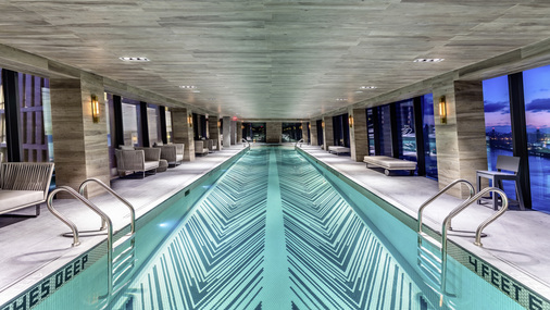 Schwimmen in schwindelnden Höhen: Absolutes Highlight der Skybridge ist der Pool, in dem man mit Blick auf die Stadt vom einen zum anderen Gebäudeteil des American Copper Building schwimmen kann.