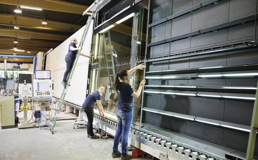 Die Nachfrage nach größeren Gläsern steigt: Wer regelmäßig großformatige Scheiben fertigt, sollte seine Prozesse bestens optimiert haben.