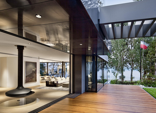 



Alle transparenten Fassadenbereiche wurden mit den großflächigen Schiebesystemen Schüco ASS 70.HI und Schüco ASS 77 PD.SI ausgestattet.
