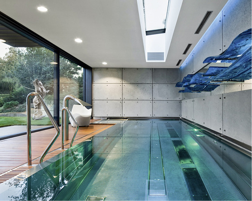 



Indoor-Pool mit Outdoorfeeling: Schüco Schiebesysteme ermöglichen einen offenen Raum zwischen Schwimmbad und angrenzender Terrasse. Das Antriebssystem Schüco e-slide sorgt für höchsten Benutzerkomfort.
