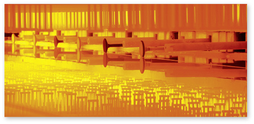 



Hier ein Blick in das Floatbad, wo sich die zähflüssige Rohglasmasse über einen Tank mit flüssigem Zink bewegt.
