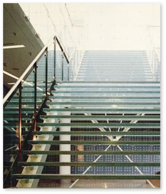 <p>
</p>

<p>
Im Hotel Kempinski am Flughafen München II wurde bereits in den 90er-Jahren eine Glastreppe verbaut.
</p> - © BGT

