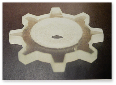 
In den 90ern wurden erste Schritte unternommen, um das Wasserstrahlschneiden auch in der Glasverarbeitung einzusetzen. Wie filigran sich mit Wasser schneiden lässt, zeigt das Bild aus einem Artikel in der GLASWELT von 1996. 



