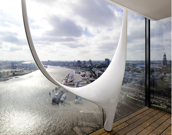 



Die großen Stimmgabel-Elemente bestehen aus drei sphärisch gebogenen Scheiben und aus glasfaserverstärktem Kunststoff (GFK).
