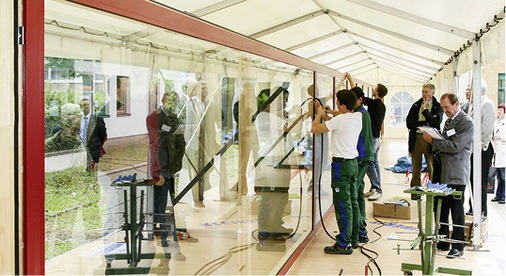 



Das größte Holz-Alu-Fenster der Welt wurde 2010 in Karlsruhe erstellt. 

