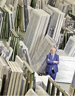 



Drutex-Vorstandsvorsitzender Leszek Gierszewski in der Auslieferungshalle
