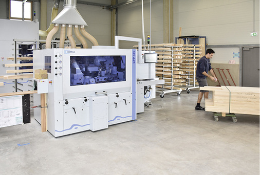 <p>
</p>

<p>
Nestle zählt auch bei der neuen Homag-Hobelmaschine zu den ersten Kunden. Seit Januar ist hier die neue Mouldteq M-300 mit fünf Spindeln im Einsatz. 
</p> - © Foto: Daniel Mund / GLASWELT

