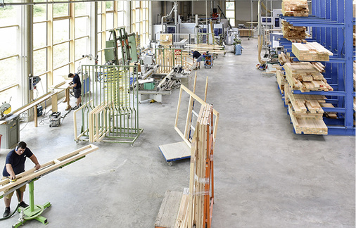 



Die neue Halle mit rund 1500 m² Produktionsfläche bietet durch die große Pfosten-Riegel-Fassade viel Tageslicht.
