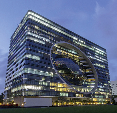 



„Das Capital“ in Mumbai bei Nacht. Automatisiertes Parken bietet Platz für 1500 Autos. Das Gebäude ist mit LEED-Gold und Indian Green Building Gold bewertet.
