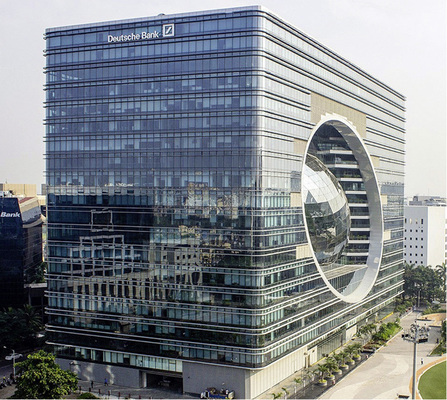 



Das realisierte Geschäftsgebäude „The Capital“ mit 20 Stockwerken und 1,5 Mio. m
2
 Fläche beherbergt unter anderem die Deutsche Bank. Die eiförmigen Strukturen wurden vom Erstentwurf übernommen.
