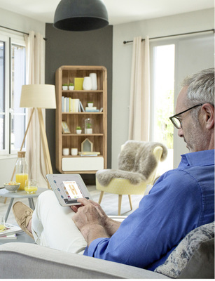 



Smartes Heim: In enger Zusammenarbeit mit Somfy hat Oknoplast seine Smart-Home-Produkte entwickelt. So lassen sich Fenster, Rollläden und Türen daheim ganz bequem und leicht per App mit Mobilgeräten über die entsprechenden Somfy-Systeme Connexoon oder TaHoma steuern.
