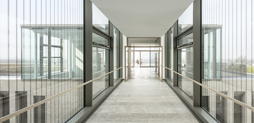 



Historische Abtei und neues Forum sind nur an zwei Stellen mit je einer schmalen, verglasten Brücke verbunden, die als Aluminium-Pfosten-Riegel-Fassade realisiert worden ist.
