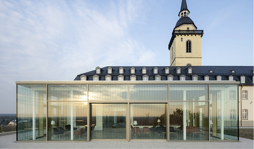 



In die Holz-Aluminium-Pfosten-Riegel-Fassade des Pavillons (Höhe von 3800 mm und Umfang von 25 m) wurden Slimline Holz-Alu Hebeschiebetüren in den Abmessungen 2700 × 3800 mm (450 kg Flügelgewicht), Eingangstüren und profillose Ganzglasecken mit Glasgewichten bis 550 kg integriert.
