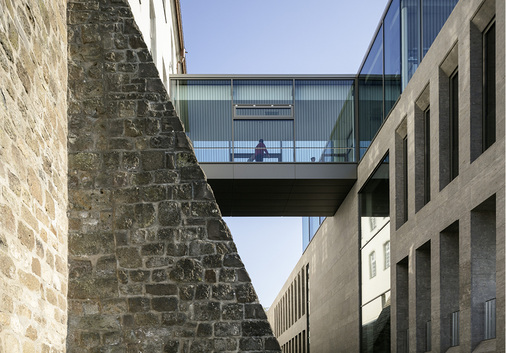 



Die beiden Aluminium-Pfosten-Riegel-Fassaden der verglasten Brücken in beachtlichen 8100 × 4200 mm und maximalen Scheibenabmessungen von 2650 × 3730 mm mit Gewichten bis 590 kg sind mit integrierten Fensterflügeln als Rauchabzug versehen.
