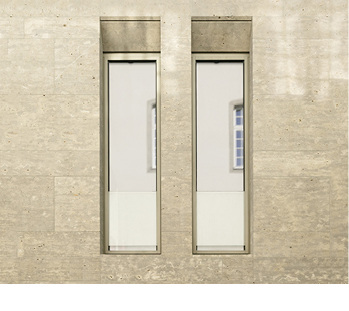 



Die überhohen Holzaluminiumfenster in der Abmessung 1050 × 3600 mm, innen mehrfach verleimtes Eichenholz, zeichnen sich durch komplett verdeckt liegende Flügel und integrierte Ganzglasabsturzsicherungen aus.
