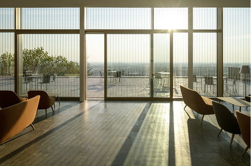 



Sowohl der Glaspavillon als auch die verglasten Brücken sind mit Vogelschutzglas versehen.
