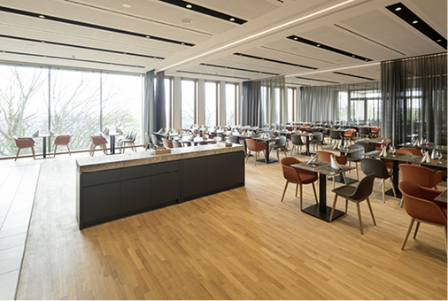 



Auch im Restaurant eröffnen große Fenster- und Glasflächen weite Panoramablicke und erzeugen eine lichtdurchflutete offene Architektur mit optisch fließenden Übergängen zwischen Innen und Außen. Hier kamen Slimline Holz-Alu-Fenster zum Einsatz.
