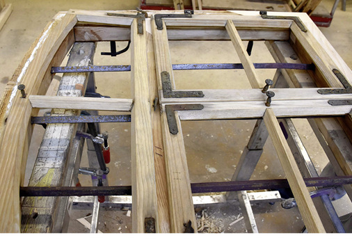 



Es gilt: Soviel wie möglich erhalten, nicht mehr als nötig erneuern. Manchmal gibt es bauzeitliche Fensteröffnungen oder der Fensterverschluss muss neu gefertigt werden. 
