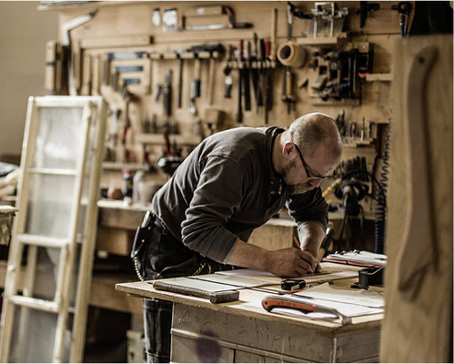 
Gute Handwerker braucht es, um Fenster wie anno dazumal zu fertigen oder zu restaurieren. Die Holzmanufaktur bietet einen besonderen Arbeitsplatz.



