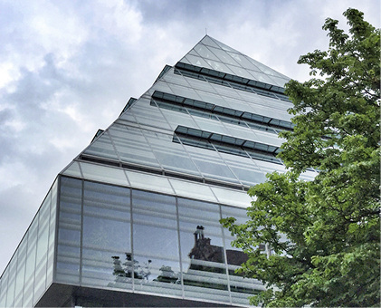 



Eine Station beim Stadtrundgang: die gläserne Stadtbibliothek in Ulm, die zu ihrer Einweihung 2012 zu Deutschlands „schönster Bausünde“ gekürt wurde
