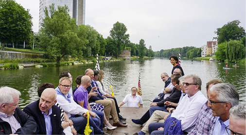 



Mit der „Ulmer Schachtel“ auf der Donau unterwegs zum Abendprogramm mit Stadtführung und Festabend im Ulmer „Bootshaus“; im Hintergrund das Tagungshotel 
