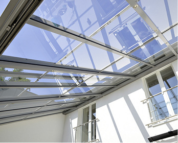 



So bleibt es hell: Auch die Fenster im ersten Stock befinden sich innerhalb des Glashauses.
