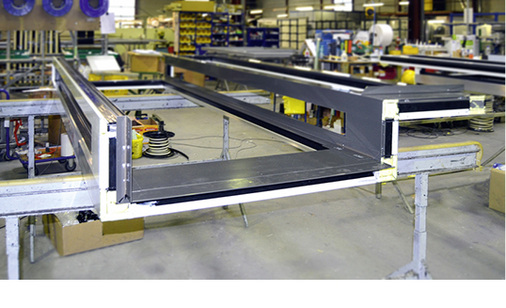 



Insgesamt 400 Eckelemente und ca. 132 Fest- bzw. Dreh-/Kippelemente, teilweise bis zu 400 kg schwer, wurden für das neue Londoner Renommierobjekt bei Foppe komplett vorgefertigt.
