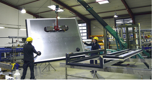 



An dieses Bild denkt wohl kein Planer. Großformatige Fensterelemente sind bei Architekten im Trend und in der Vorfertigung ohne Kran nicht mehr zu bewegen.
