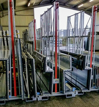 



Auf speziellen, geprüften und für die Baustellen freigegebenen Transportgestellen warten diese Fensterelemente auf die Reise nach London.
