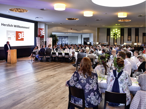 <p>
</p>

<p>
Am 22. Juni wurde in der Voith-Arena in Heidenheim mit vielen Geschäftspartnern und Freunden gefeiert.
</p> - © Foto: Daniel Mund / GLASWELT

