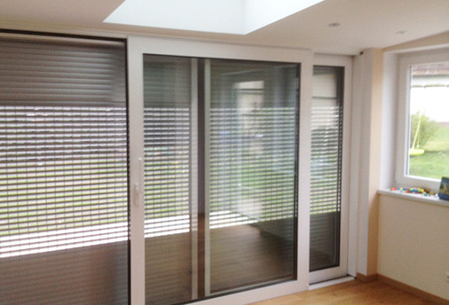 
Hier sind die Unterschiede zum konventionellen Rollladen deutlich zu sehen. Mit der Jalousiefunktion kann der Sonnenlichteinfall gezielt gesteuert werden.



