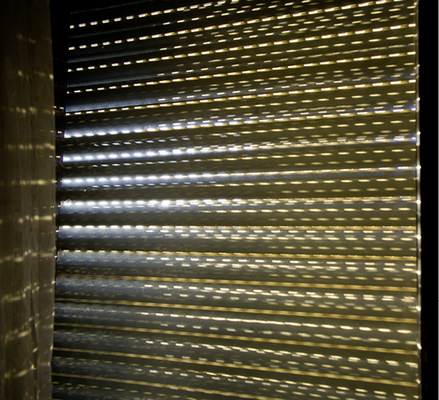 



Die entstehenden Lichtpunkte beim Einsatz des teilgeschlossenen Rollladens als Sonnenschutz erfüllen nicht den heutigen Anspruch an visuellen Komfort.
