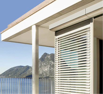 
Auf den ersten Blick ist der jalousierbare Rollladen für den Laien nur sehr schwer von einem beidseitig geführten Metallraffstore zu unterscheiden.



