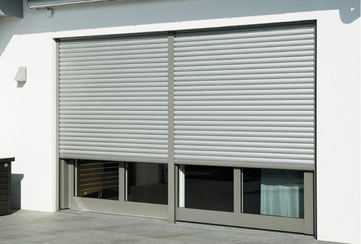 
Teilgeschlossene Rollläden lassen schon von außen vermuten, das Menschen im inneren des Gebäudes Kunstlicht zu Hilfe nehmen müssen, da stark abgedunkelt wird.



